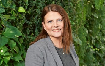 Emilia Moisio katsoo kohti kameraa.