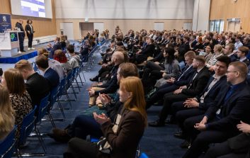 Yleisöä istumassa Tampere-talon salissa.