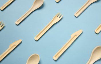 Muovittomia selluloosapohjaisia kierrätettäviä aterimia.