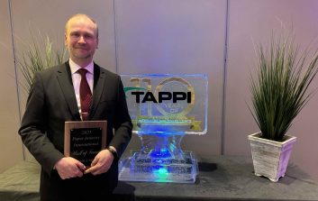 Antti Lindqvist katsoo kohti kameraa.