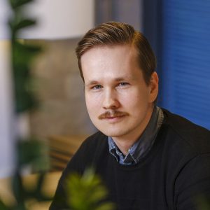Jussi-Pekka Vainionpää katsoo kohti kameraa.
