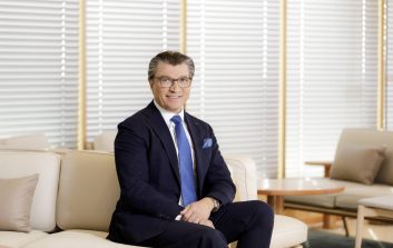 Esa Kaikkonen katsoo kohti kameraa.