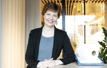 Anna-Stiina Jääskeläinen katsoo kohti kameraa