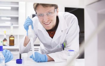 Materiaalitutkija Konrad Klockars katsoo kohti kameraa.