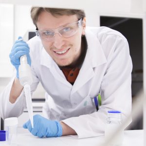 Materiaalitutkija Konrad Klockars katsoo kohti kameraa.