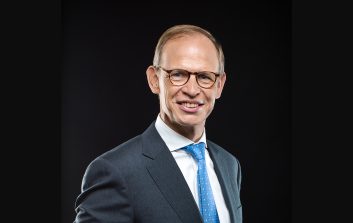 Sarri Europen toimitusjohtaja Marco Eikelenboom katsoo kohti kameraa.