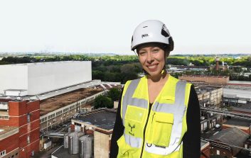 Meri Pekki katsoo kohti kameraa.