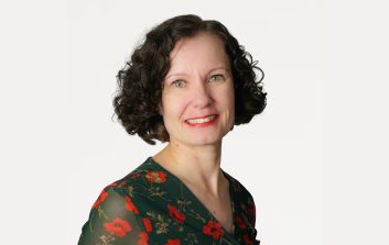 Marjaana Suorsa, Metsäteollisuus ry:n innovaatiopolitiikan päällikkö katsoo kohti kameraa.