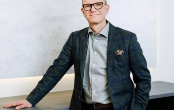 Jussi Vanhanen katsoo kohti kameraa.