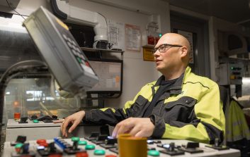 Mikko Syrjäläinenvalvoo kuoritun ja katkaistun puun tuloa, pyöristystä ja viilun syntymistä.