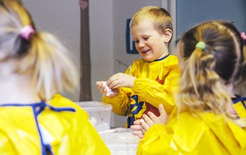 Jos Aki Saarinen saa päättää, sellun muovailusta omin käsin tulee pian yhtä hauskaa kuin kännykän selaamisesta.