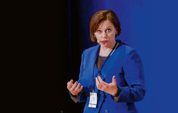 Metsäteollisuus ry:n toimitusjohtaja Paula Lehtomäki katsoo kokhti kameraa.