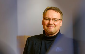 UPM:n teknologiajohtaja Petri Hakanen katsoo kohti kameraa.