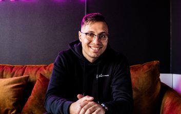 Suomen startup-yhteisön pääekonimisto Youssef Zad katsoo kohti kameraa.