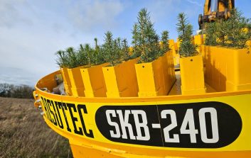 Risutec Oy:n valmistama puuntaimien istutuskone, jossa puuntaimet valmiina istutettaviksi.