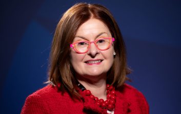 Sharon McGuinness katsoo kohti kameraa.