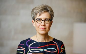 Metsä Groupin EU-yhteiskuntasuhdejohtaja Tytti Peltonen katsoo kohti kameraa.