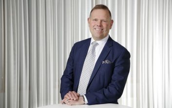 Kalle Härkki katsoo kohti kameraa.