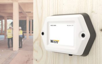 Wiiste-nimisen yrityksen kosteudenhallintamittari seinälle kiinnitettynä.